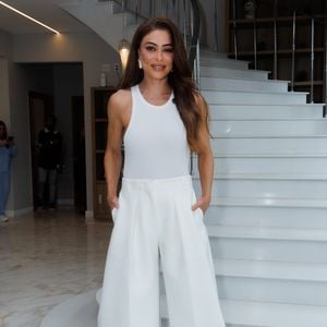 Para a ocasião, Juliana Paes escolheu um look off white que exala "quiet luxury", com regata canelada e calça de alfaiataria branca