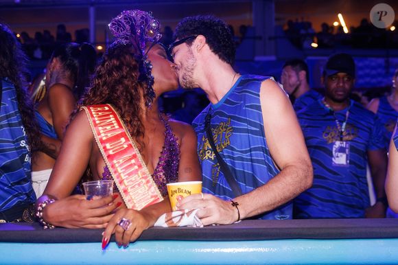 Que beijão! Iza e João Vitor Silva trocaram carinhos no camarote Allegria