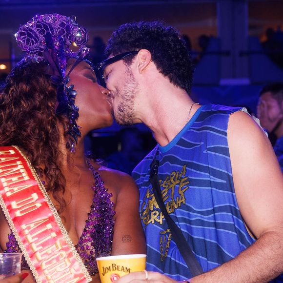 Que beijão! Iza e João Vitor Silva trocaram carinhos no camarote Allegria
