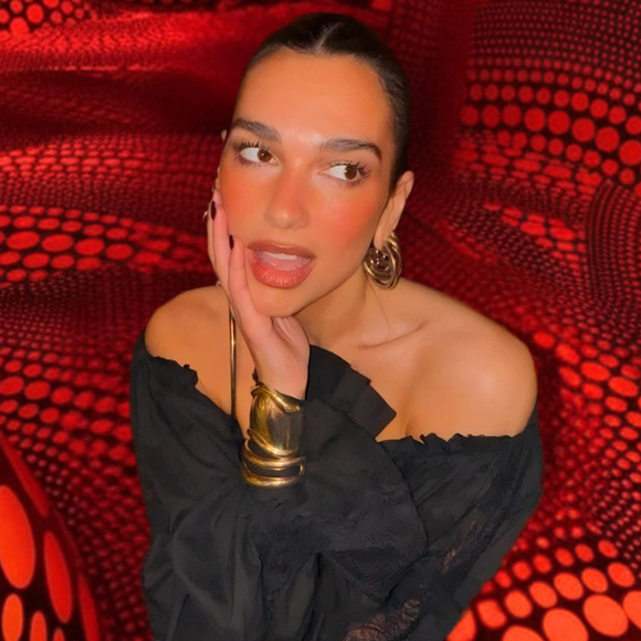 Arezzo se inspira em Yayoi Kusama para criar scarpins, estilo Chanel, tão confortáveis que seus pés vão agradecer