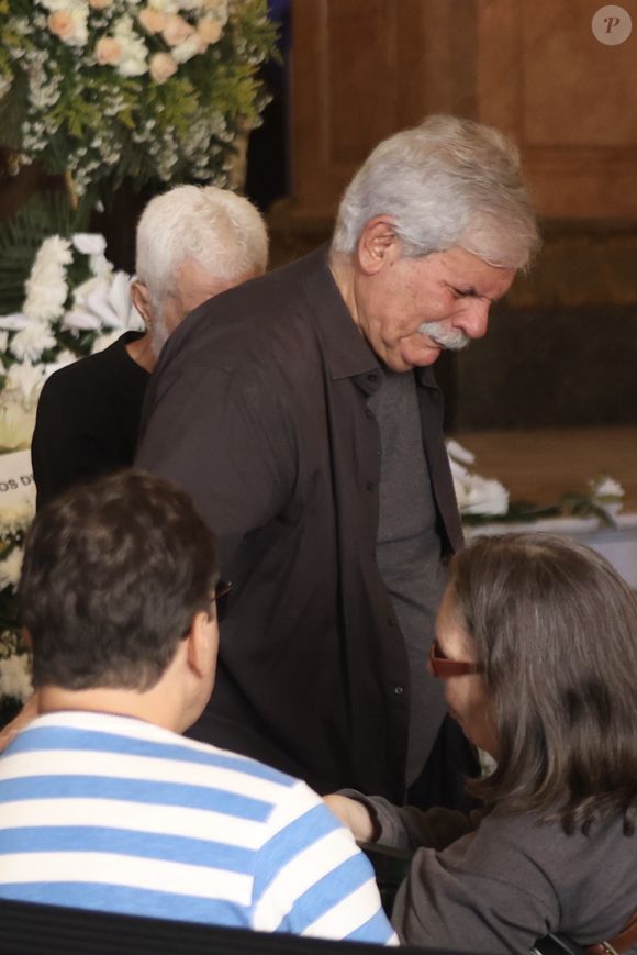 Morte de Nana Caymmi: irmão Dori Caymmi se emocionou no velório da cantora, que morreu após 9 meses internada