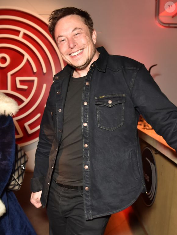 2018: não demorou para Elon Musk se livrar da barba logo, trazendo de volta seu visual clássico