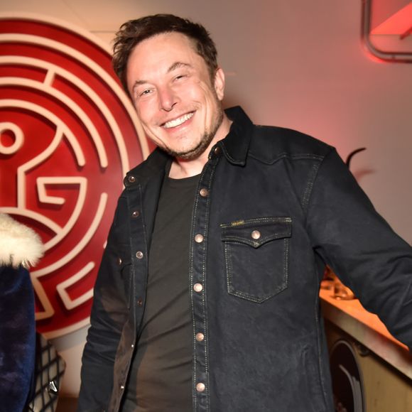2018: não demorou para Elon Musk se livrar da barba logo, trazendo de volta seu visual clássico