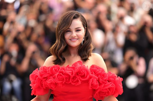 Selena Gomez ama pipoca no estilo texano, que é conhecida por misturar o alimento com suco de picles e molho de pimenta Tabasco