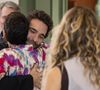 Afonso (Humberto Carrão) e Maria de Fátima (Bella Campos) chegam de viagem e são recebidos por Eugênio (Luis Salem), Heleninha (Paolla Oliveira) e Celina (Malu Galli)