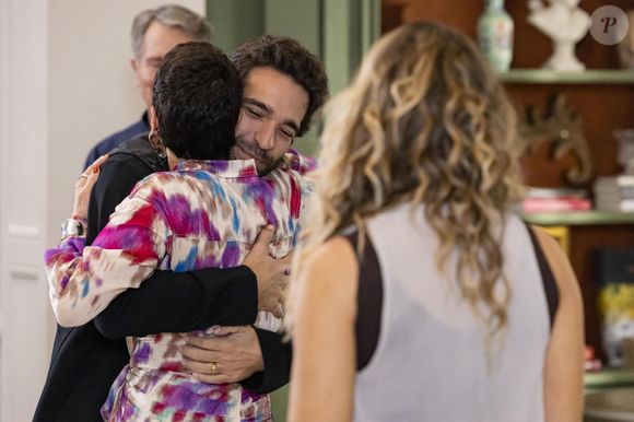 Afonso (Humberto Carrão) e Maria de Fátima (Bella Campos) chegam de viagem e são recebidos por Eugênio (Luis Salem), Heleninha (Paolla Oliveira) e Celina (Malu Galli)