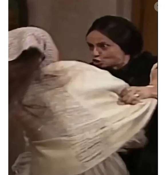 Perpétua (Joana Fomm) apanha de Tonha (Yoná Magalhães)