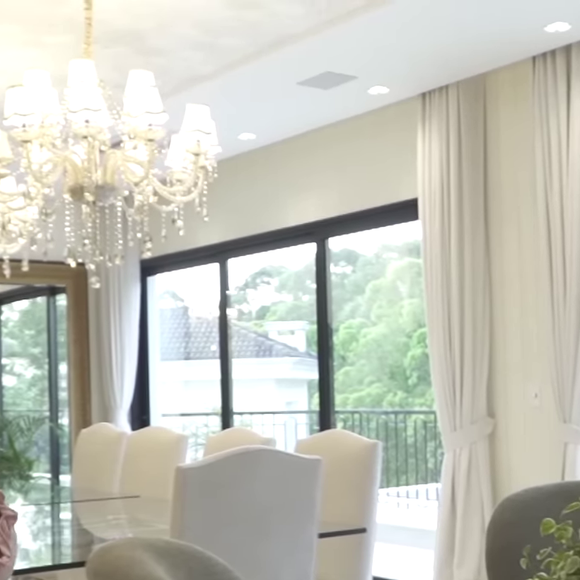 Sala de Simone Mendes traz mesa de jantar que comporta até 10 pessoas