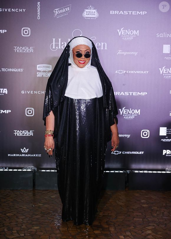 Fantasia de Halloween de freira: a cantora Alcione encarnou a protagonista do filme 'Mudança de Hábito' nesta fantasia.