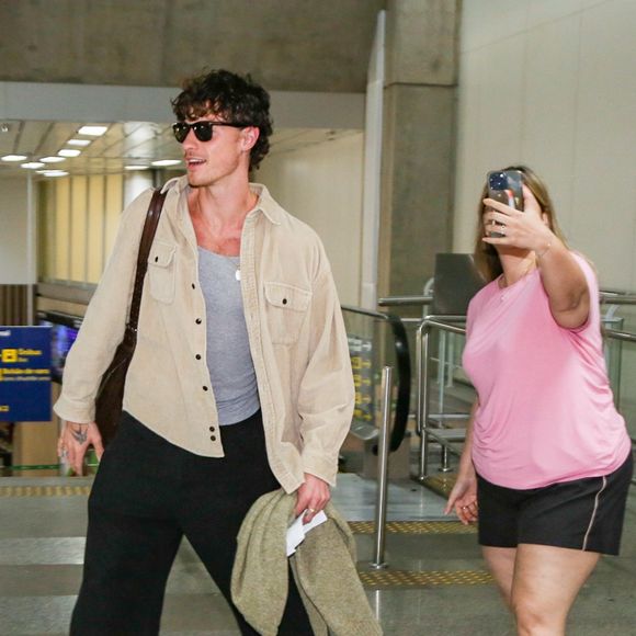 Shawn Mendes desembarca com look neutro e bolsa de couro marrom