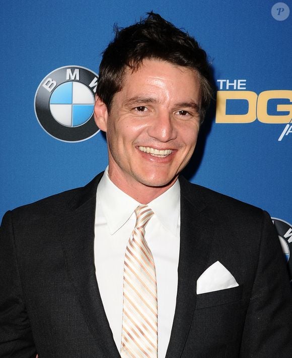 Sorriso de quem sabe que vai brilhar e topete anos 2000 de Pedro Pascal.