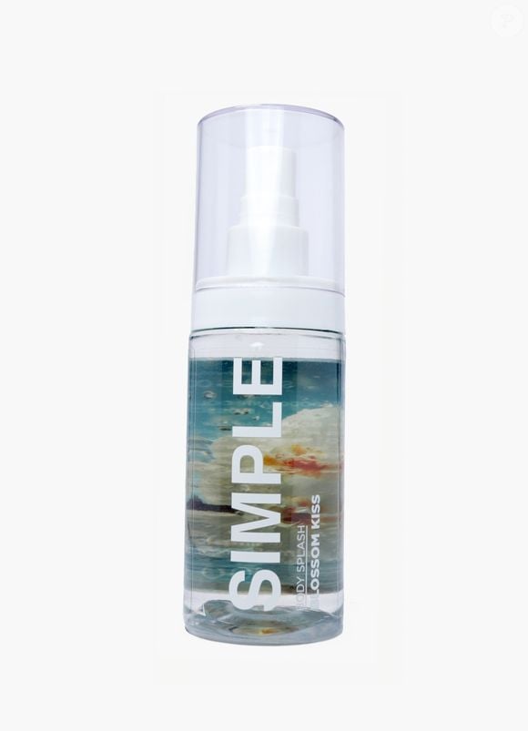 O Body Splash Blossom Kiss, da Simple, combina o toque delicado de orquídea, baunilha, peônia, jasmim e muguet. A composição também traz fava tonka, sândalo e patchouli no fundo, criando uma proposta confortável para a perfumação diária.