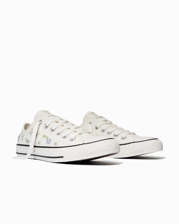 Até o fechamento, o Chuck Taylor All Star Floral Cano Baixo Branco aparecia por R$ 339,90, com opção de pagamento em até 6x de R$ 56,65 sem juros, segundo as informações fornecidas sobre o produto