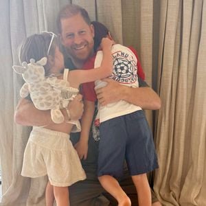 De acordo com a BBC, a visita de Harry, Meghan e os filhos ao rei Charles III em julho foi considerada um momento importante para uma possível reaproximação familiar. O encontro marcou a primeira vez em mais de quatro anos que Charles viu pessoalmente os netos