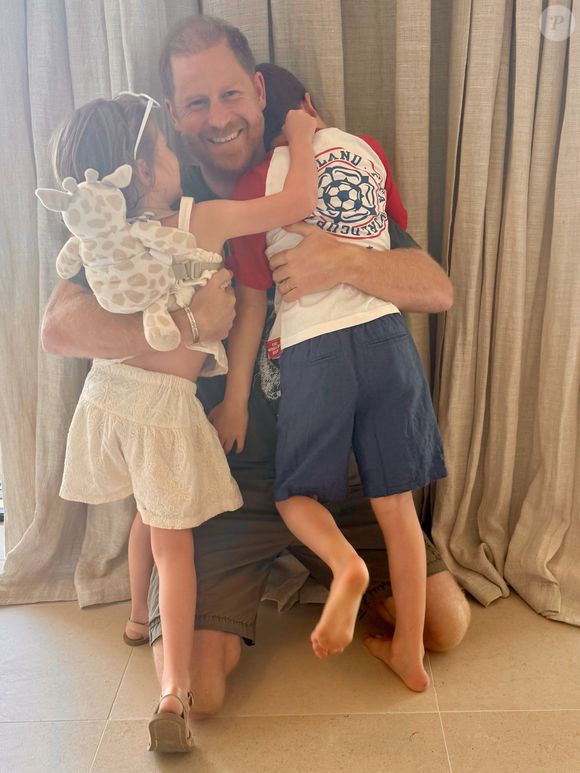 De acordo com a BBC, a visita de Harry, Meghan e os filhos ao rei Charles III em julho foi considerada um momento importante para uma possível reaproximação familiar. O encontro marcou a primeira vez em mais de quatro anos que Charles viu pessoalmente os netos