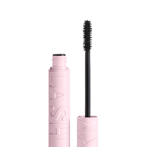 O olhar foi construído com a Classic Matte Palette e finalizado com camadas da Kylash Volume Mascara na cor preta, criando volume leve e sofisticado