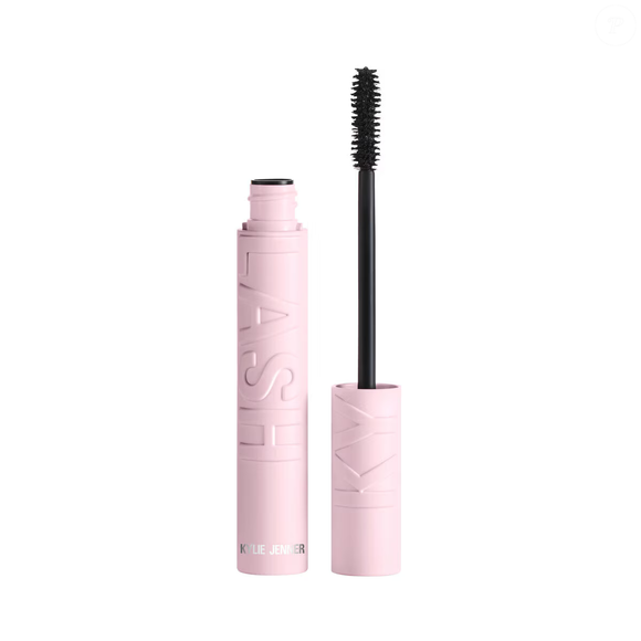 O olhar foi construído com a Classic Matte Palette e finalizado com camadas da Kylash Volume Mascara na cor preta, criando volume leve e sofisticado