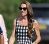 Kate Middleton surpreende ao trocar o luxo por uma pulseira artesanal feita pela princesa Charlotte durante compromisso oficial