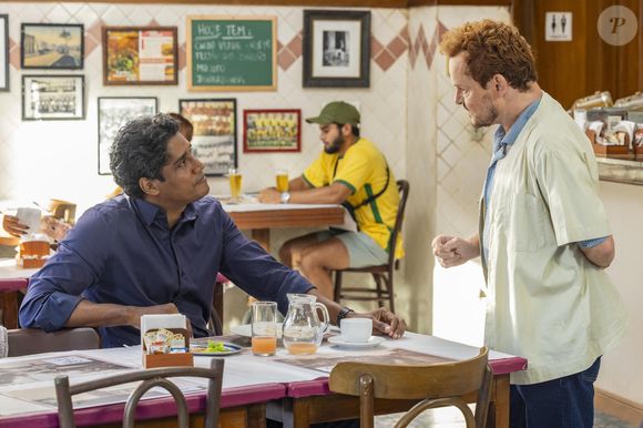 Otávio (Breno da Matta) conversa com Poliana (Matheus Nachtergaele) na novela Vale Tudo