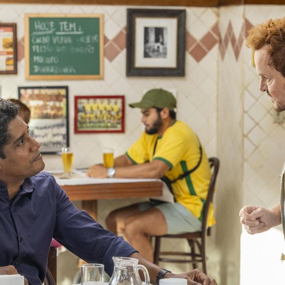 Otávio (Breno da Matta) conversa com Poliana (Matheus Nachtergaele) na novela Vale Tudo