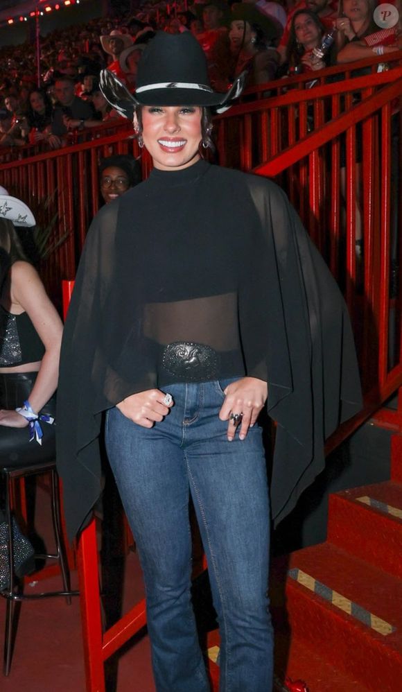 Ana Castela combinou look com transparência com jeans cintura alta. A sertaneja apostou em cinto com maxi fivela e chapéu de cowboy para completar o visual
