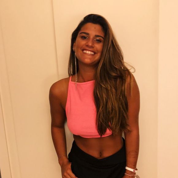 E, nesta foto, Giulia Costa já está com uma make mais destacada e brilhante