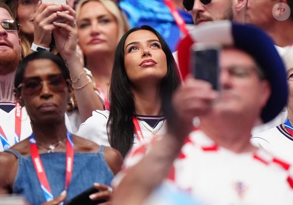 'De todos os ângulos possíveis, as pessoas já me atacaram." A declaração de Ashlyn Castro, namorada de Jude Bellingham, expôs o impacto das críticas e rumores sobre sua vida pessoal antes da semifinal da Copa do Mundo de 2026