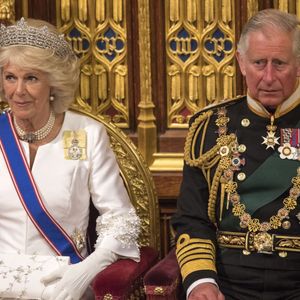 Conforme relembra a revista People, Príncipe Harry escreveu em sua autobiografia 'Spare' que teve sentimentos complexos em relação à Rainha Camilla, chegando a afirmar que acreditava ter sido usado para melhorar a imagem pública da madrasta