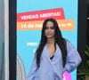 Eva trocou o look glamouroso por camisa oversized de botão e short jeans curto