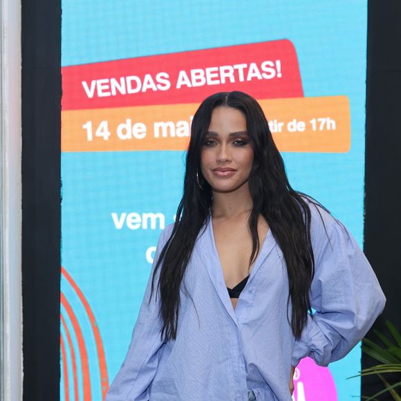 Eva trocou o look glamouroso por camisa oversized de botão e short jeans curto