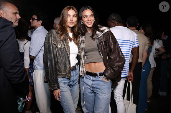 Enquanto Sasha usou um jeans cintura alta, Bruna Marquezine apostou na cintura mais baixa