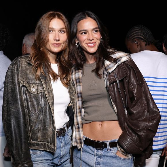 Enquanto Sasha usou um jeans cintura alta, Bruna Marquezine apostou na cintura mais baixa