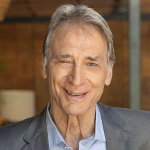 Herson Capri chega aos 74 anos com vitalidade. O ator comemora em 8 de novembro de 2025.