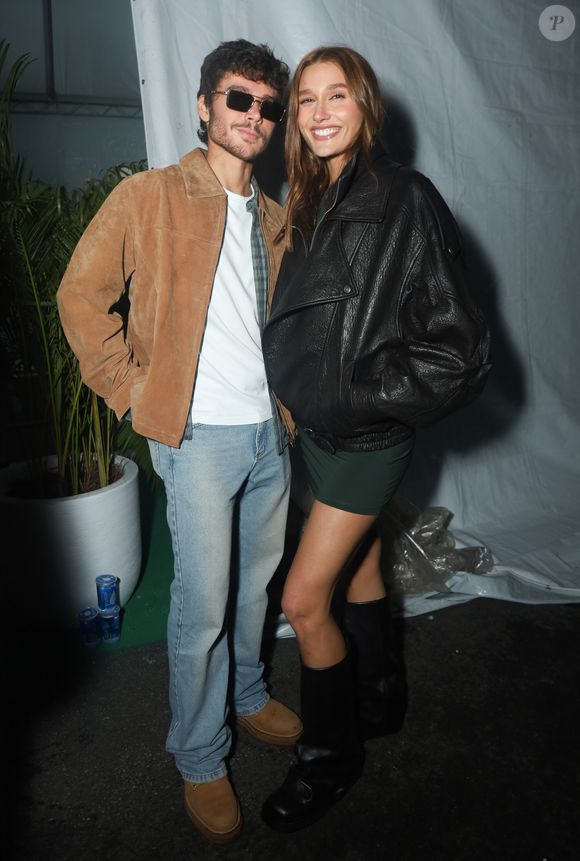 The Town 2025: João Figueiredo apostou em um look básico de jeans e jaqueta, enquanto Sasha combinou uma jaqueta de couro com uma saia verde