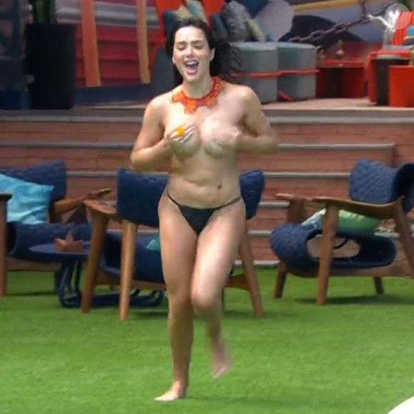 Veja foto completa de Jordana segurando os seios ao pular na piscina do 'BBB 26'