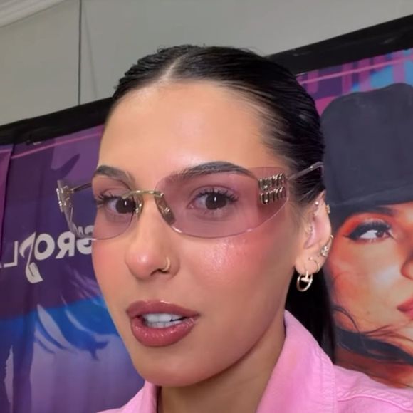 Ana Castela colou as orelhas para usar um rabo de cavalo. 'São grandes', justificou