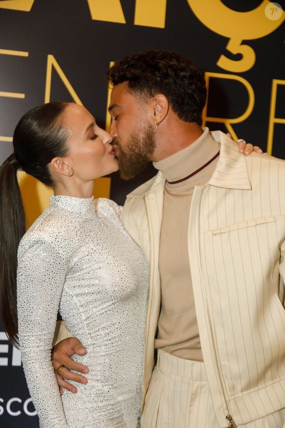 Larissa Manoela trocou beijos com o marido, André Luiz Frambach