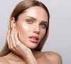 Antes de qualquer produto, sua pele precisa estar bem cuidada. Lave o rosto com um limpador suave, use um esfoliante químico para remover células mortas e aplique um tônico para equilibrar. Finalize com um hidratante que contenha ácido hialurônico para garantir uma base uniforme e saudável.