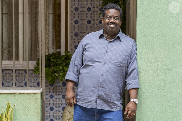 Jarbas (Leandro Firmino) - É casado com Consuêlo (Belize Pombal) e pai de Daniela (Jessica Marques) e André (Breno Ferreira). De criação humilde, Jarbas chama todo mundo de “superior” e trabalha nas ruas como motorista de aplicativo.