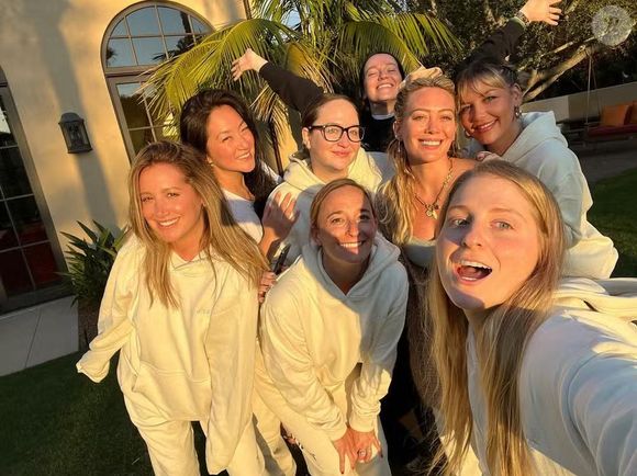 Grupo era composto por famosas como Ashley Tisdale, Hilary Duff, Mandy Moore e Meghan Trainor