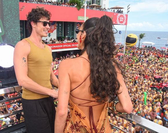 Bruna Marquezine e Shawn Mendes subiram no trio de Ivete Sangalo no Carnaval 2026
