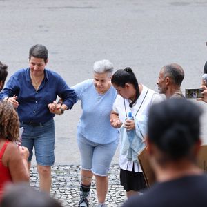 Cláudia Rodrigues é amparada ao chegar no velório de Ney Latorraca