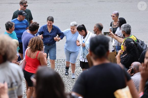 Cláudia Rodrigues é amparada ao chegar no velório de Ney Latorraca