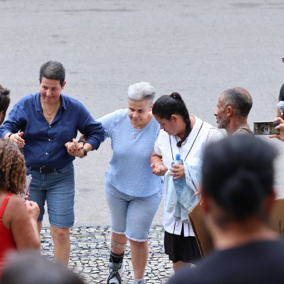 Cláudia Rodrigues é amparada ao chegar no velório de Ney Latorraca