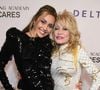 Miley Cyrus cresceu próxima de Dolly Parton, que era amiga de seu pai, Billy Ray Cyrus, e acabou se tornando sua madrinha
