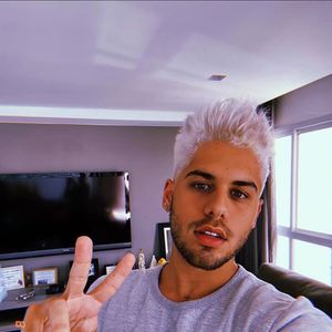 Pouco tempo depois, Zé Felipe surgiu com o cabelo platinado no estilo 'nevou'