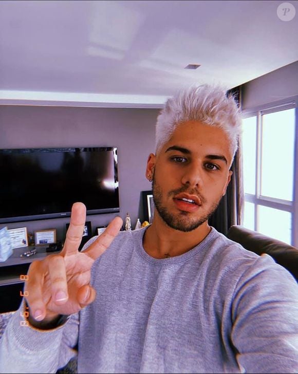 Pouco tempo depois, Zé Felipe surgiu com o cabelo platinado no estilo 'nevou'