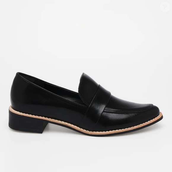 O Oxford Couro Clássico Gatza é o tipo de sapato que eleva qualquer visual sem esforço! Feito em couro Metal Furta, ele traz aquele brilho sofisticado que vai te destacar, sem perder a elegância.