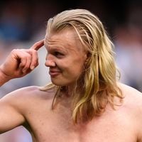 O adeus de Erling Haaland da Copa 2026: substituído na derrota para a Inglaterra, atacante deu o que falar com apertão no bumbum em campo. 'Estão flertando'
