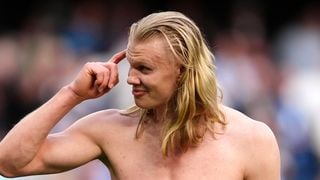 O adeus de Erling Haaland da Copa 2026: substituído na derrota para a Inglaterra, atacante deu o que falar com apertão no bumbum em campo. 'Estão flertando'